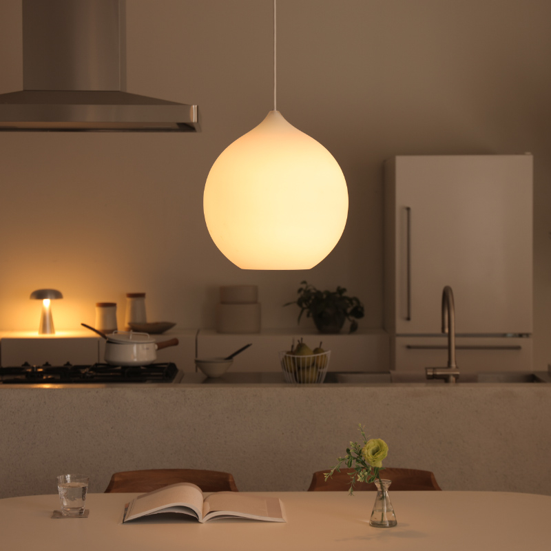 ★1-4_見た目と使い心地を両立（Mサイズ）_ペンダントライト futo_1T9A8783.jpg