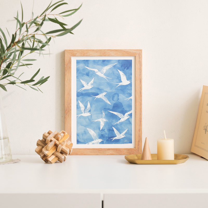 ツバメを描いたアクセントになるブルーのアートポスター Blue Swallow