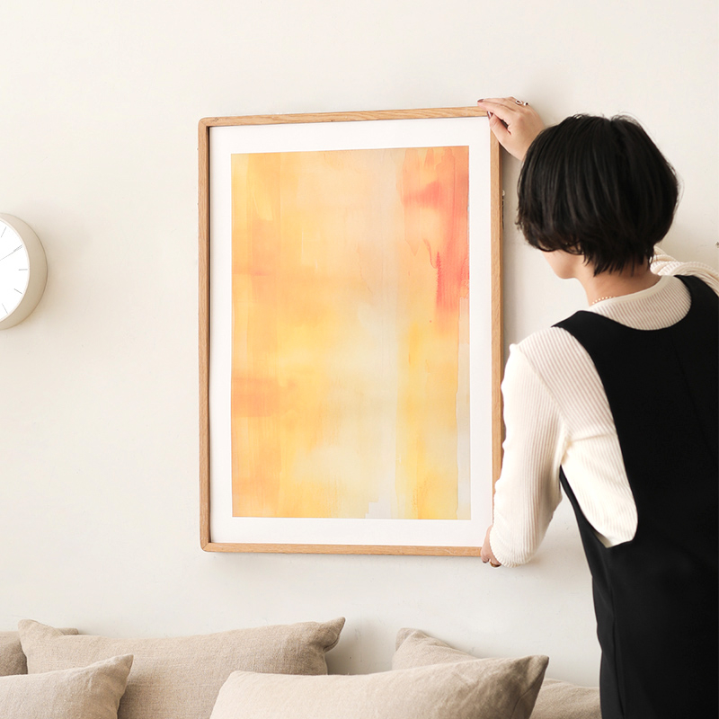 イエローのアートポスターで見心地を高めたリビング空間