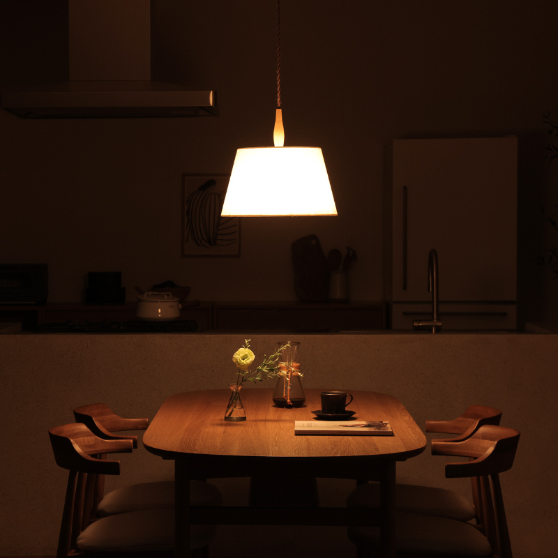 ファブリック素材で光を抑えたペンダントライトの明るさイメージ