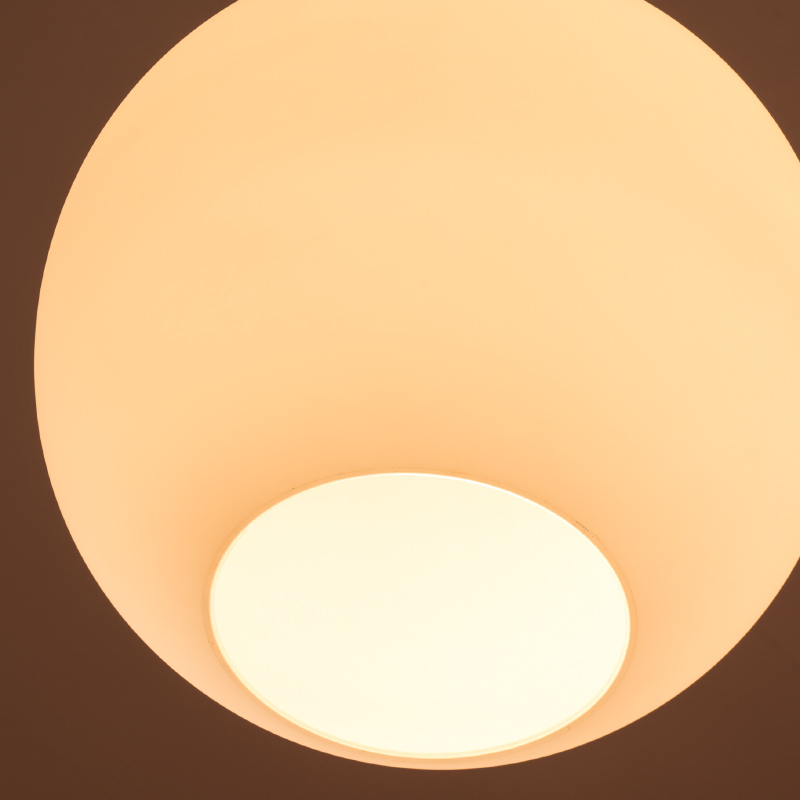 ダイニングに座って見上げても電球が直接見えない、眩しさを抑えたペンダントライト設計