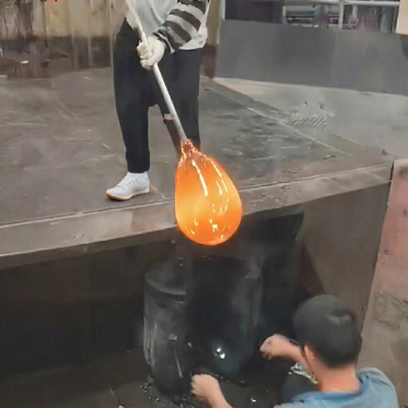 吹きガラス職人の手作業によって作られるペンダントライト futo