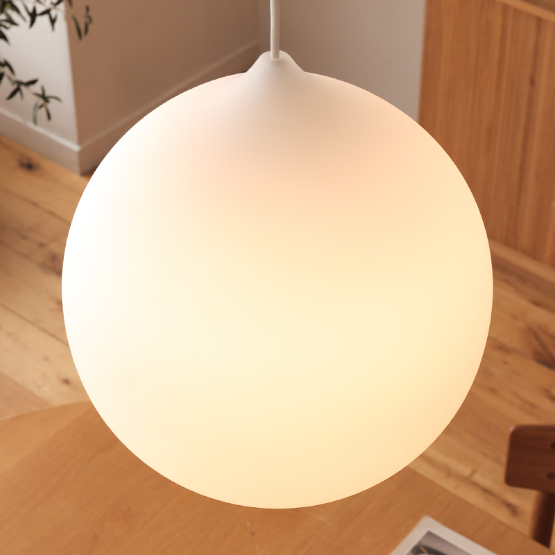継ぎ目のない吹きガラスで仕上げた、均一なフォルムのペンダントライト