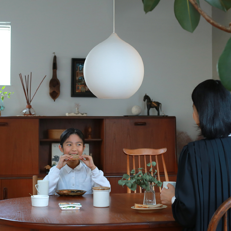 朝の自然光の中で、やさしく佇むペンダントライト futo