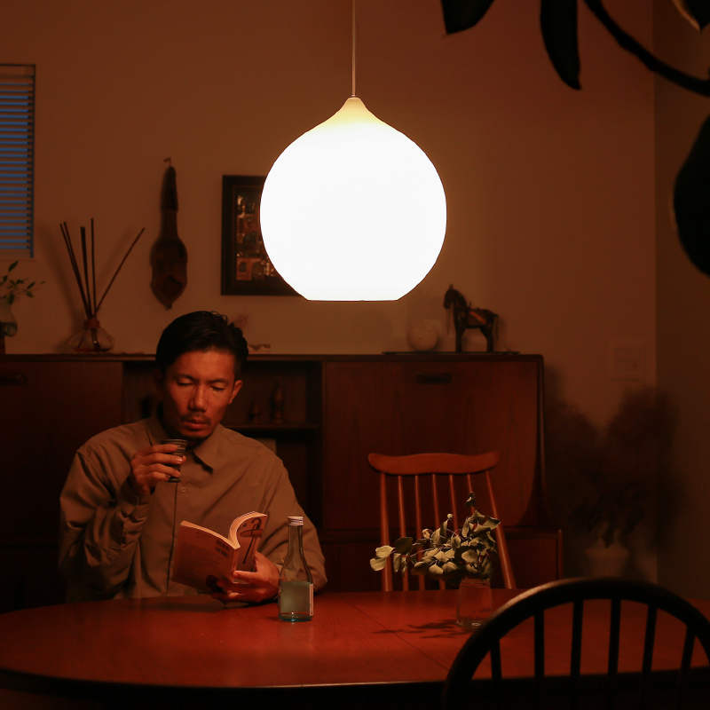 夜に全体が発光し、ダイニングを包み込むペンダントライト futo