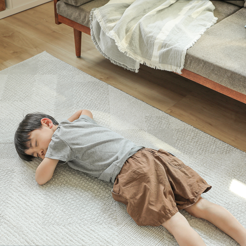 ★愛用品マガジン_子供ゴロゴロ※イケ共通_ラグマットBright_4P6A0537.jpg