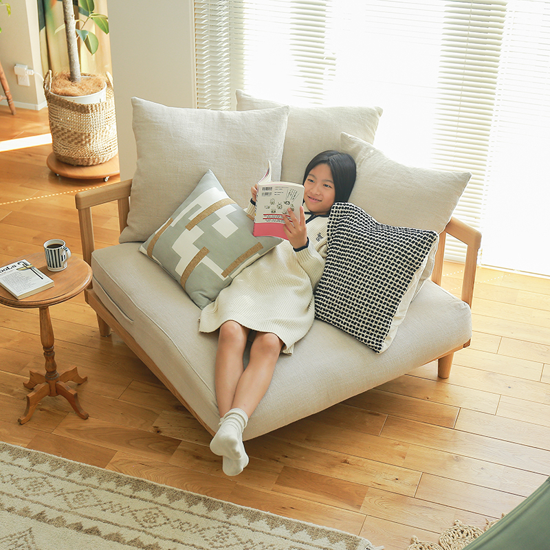 6 娘がAGRAのクッションに埋もれて本を読んでいる写真_2026_10_03_0661.jpg