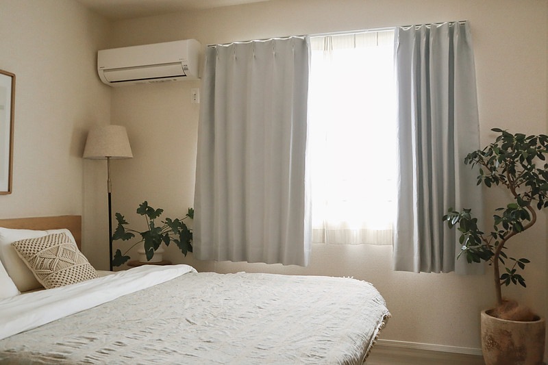 sand-curtain-02-bedroom-white-day.jpg