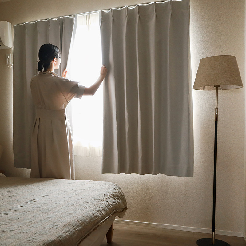 sand-curtain-08-hand-on-curtain.jpg