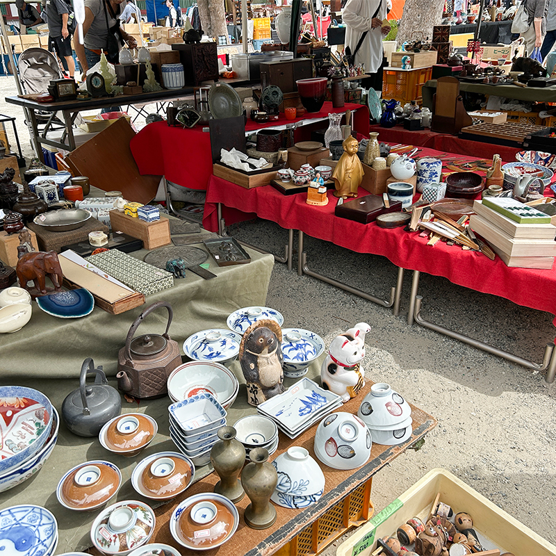 動画-バイヤーと巡る蚤の市｜大阪 四天王寺骨董市で発掘！ナチュラル